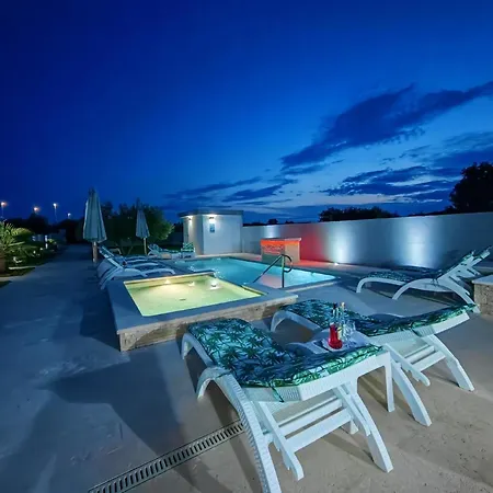 Mit Privatpool Fuer 10 Personen Ca 150 Qm In Pomer, Istrien Istrische Riviera *
