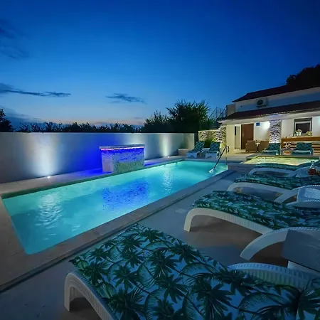 Mit Privatpool Fuer 10 Personen Ca 150 Qm In Pomer, Istrien Istrische Riviera