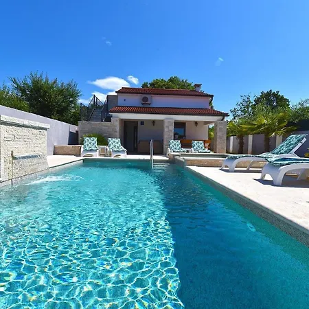 Mit Privatpool Fuer 10 Personen Ca 150 Qm In Pomer, Istrien Istrische Riviera Pomer